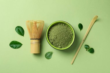 Yeşil arka planda matçalı Japon çayı kavramı