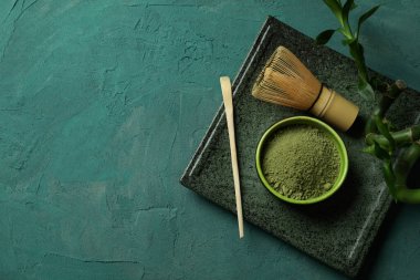 Yeşil desenli arka planda Japon çayı kavramı.