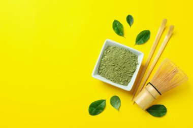 Japon çayı kavramı ve sarı arka planda matcha.