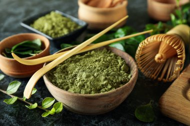 Japon çayı kavramı ve siyah masa üzerinde matcha.