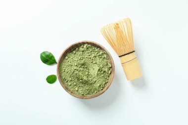 Japon çayı kavramı beyaz arka planda matcha ile