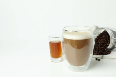 Beyaz arka planda İrlanda kahvesi yapma kavramı