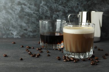 Koyu ahşap masada İrlanda kahvesi yapma kavramı