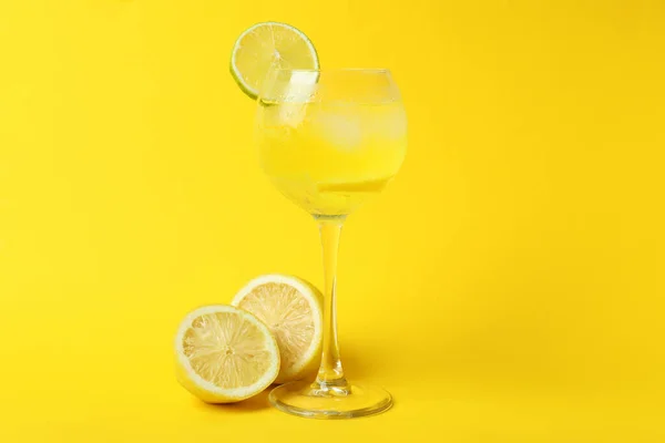 Glass Lemon Cocktail Ingredients Yellow Background — Stock Photo, Image