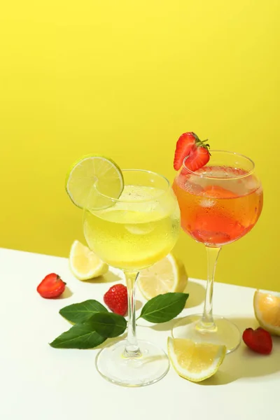 Glasses Fresh Summer Cocktails Yellow Background — Stock Photo, Image