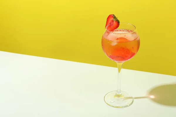 Bicchiere Fresco Cocktail Estivo Sfondo Giallo — Foto Stock