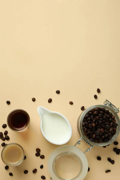 Concept Van Het Maken Van Ierse Koffie Beige Achtergrond — Stockfoto