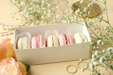 Bej arka planda kadın aksesuarlar ve badem kurabiyeleri