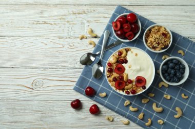 Tahta masada yoğurtlu lezzetli kahvaltı kavramı