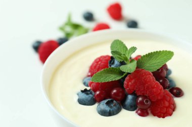 Beyaz arka planda yoğurtlu lezzetli kahvaltı kavramı