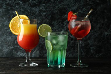 Taze yaz kokteylleri ahşap kırsal masada.