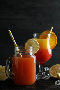 Kırsal ahşap masada taze yaz kokteylleri.