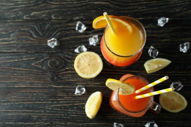 Kırsal ahşap masada taze yaz kokteylleri.