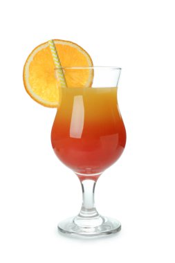 Beyaz arka planda izole edilmiş yaz kokteyli.