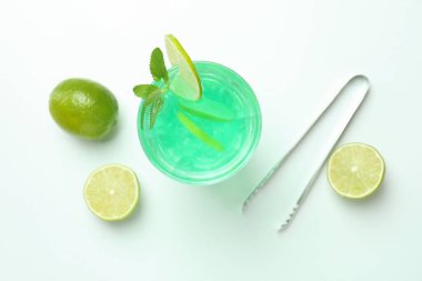 Taze limon kokteyli ve beyaz arka plandaki malzemeler.