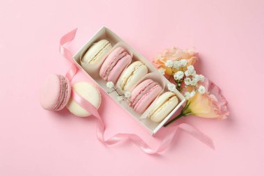 Pembe arka planda badem kurabiyesi olan lezzetli tatlı kavramı