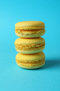 Mavi arka planda badem kurabiyesi olan lezzetli tatlı kavramı.