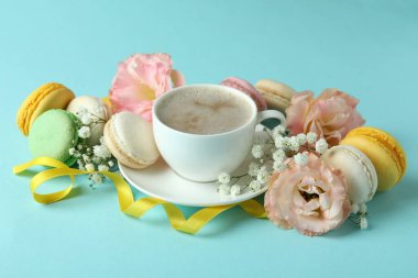 Mavi arka planda badem kurabiyesi olan lezzetli tatlı kavramı.