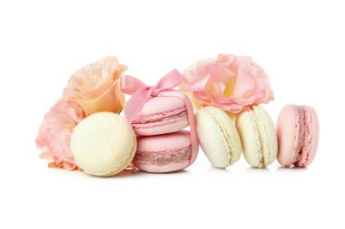 Beyaz arkaplanda izole edilmiş makaronlar veya makaronlar