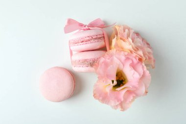 Beyaz arka planda badem kurabiyesi olan lezzetli tatlı kavramı.