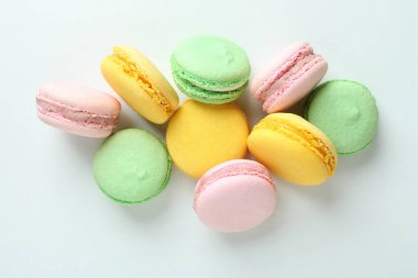 Beyaz arka planda badem kurabiyesi olan lezzetli tatlı kavramı.