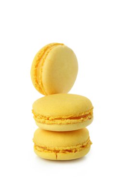 Beyaz arka planda izole edilmiş sarı lezzetli badem kurabiyeleri.