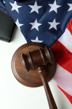 Beyaz arka planda yargıç tokmağıyla Amerikan hukuku kavramı