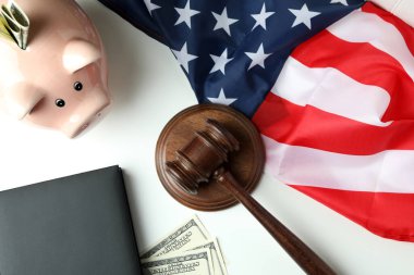 Beyaz arka planda yargıç tokmağıyla Amerikan hukuku kavramı