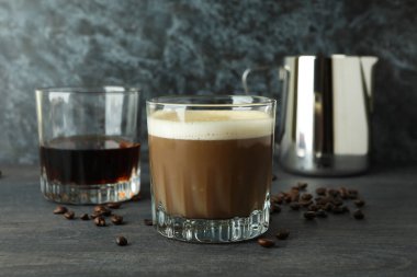 Koyu ahşap masada İrlanda kahvesi yapma kavramı