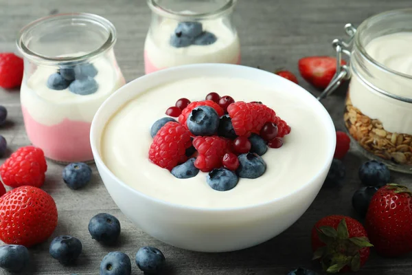 Concepto Sabroso Desayuno Con Yogur Sobre Mesa Texturizada Gris — Foto de Stock