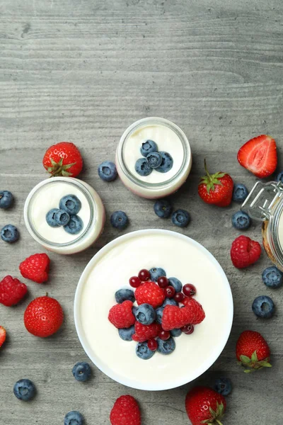 Koncept Chutné Snídaně Jogurtem Šedém Texturovaném Stole — Stock fotografie