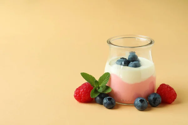 米色背景酸奶美味早餐的概念 — 图库照片