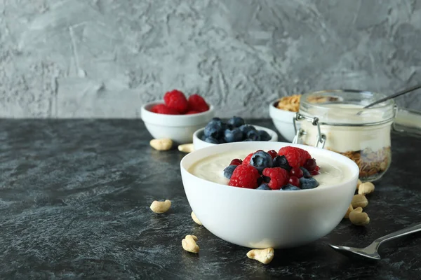 Concepto Sabroso Desayuno Con Yogur Sobre Mesa Ahumado Negro — Foto de Stock