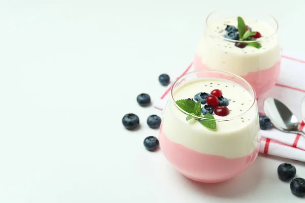 Concepto Sabroso Desayuno Con Yogur Sobre Fondo Blanco — Foto de Stock