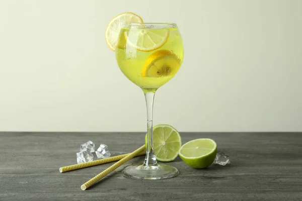 Bicchiere Cocktail Agrumi Freschi Tavolo Grigio — Foto Stock