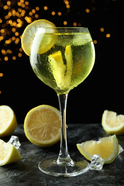 Bicchiere Agrumi Freschi Cocktail Ingredienti Sfondo Scuro Con Bokeh — Foto Stock