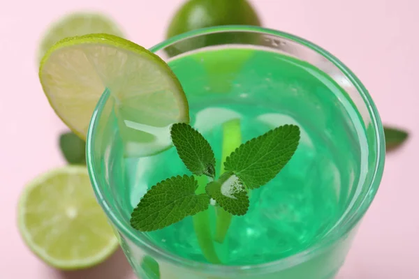 Glas Limettencocktail Und Zutaten Auf Rosa Hintergrund — Stockfoto