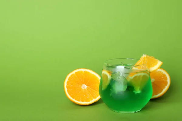 緑の背景に柑橘類のカクテルや成分のガラス — ストック写真