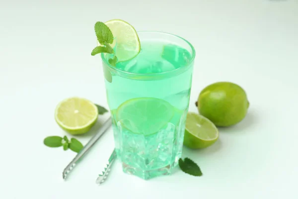 Taze Limon Kokteyli Beyaz Arka Plandaki Malzemeler — Stok fotoğraf