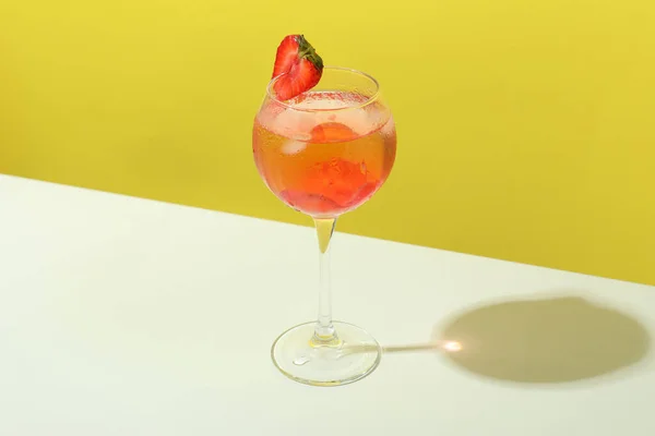 Ein Glas Frischer Sommercocktail Vor Gelbem Hintergrund — Stockfoto