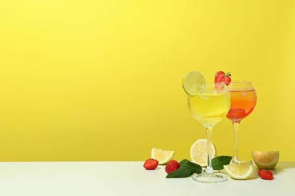 Gläser Mit Frischen Sommercocktails Vor Gelbem Hintergrund — Stockfoto