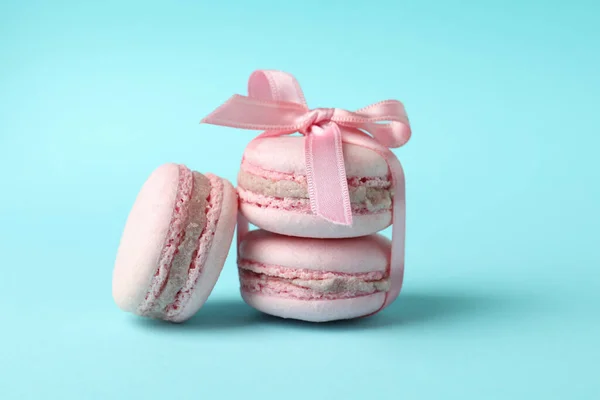 Concepto Postre Sabroso Con Macarrones Sobre Fondo Azul — Foto de Stock