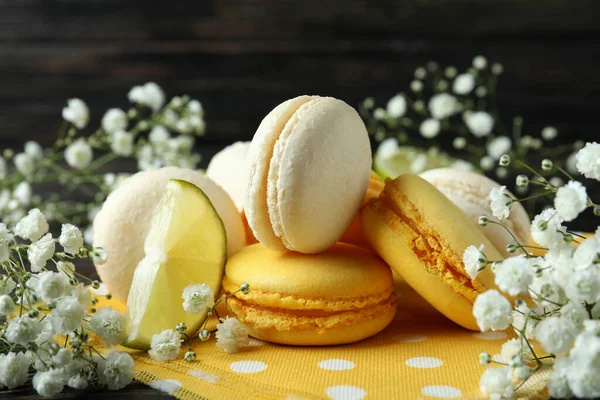 Conceito Sobremesa Saborosa Com Macaroons Fundo Madeira — Fotografia de Stock