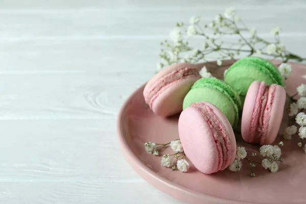 Concept Dessert Savoureux Avec Des Macarons Sur Fond Bois Blanc — Photo