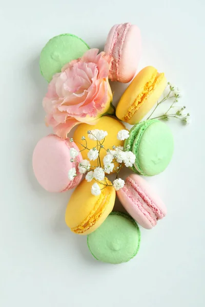 Concept Dessert Savoureux Avec Des Macarons Sur Fond Blanc — Photo