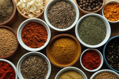 Sos kaselerinde farklı baharatlar var.