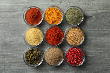 Cam kaselerdeki farklı baharatlar.