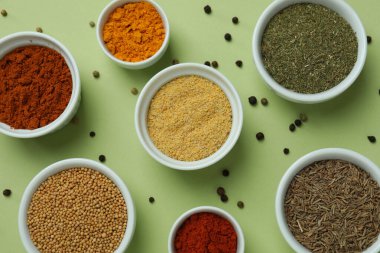 Yeşil arka planda farklı baharatlar dizisi