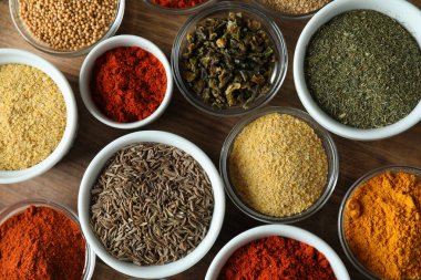 Farklı aromatik baharatlı kaseler, üst görünüm