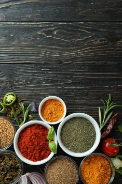 Kırsal ahşap masada aromatik baharat kavramı